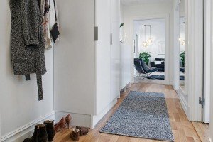 Decotour: Una casa en blanco, negro y madera – Decocasa